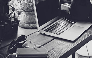 拉菲尼亚拒绝领奖，金球奖信任崩塌，贝林厄姆空降引巴西球员发声